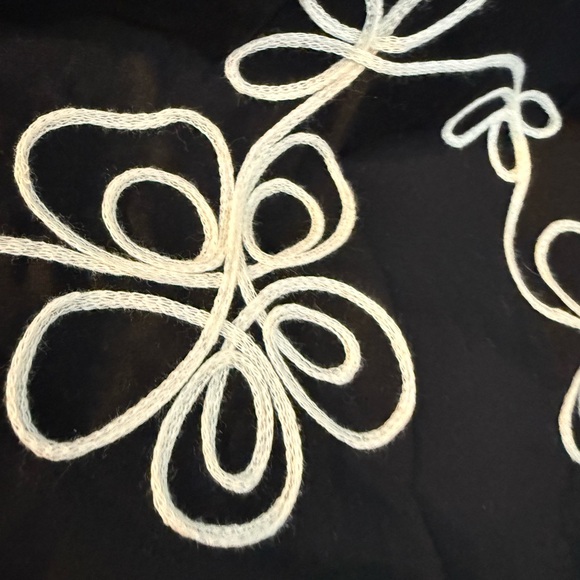 💋 Bohme Elegant Black and White Embroidered Dress - Picture 3 of 9